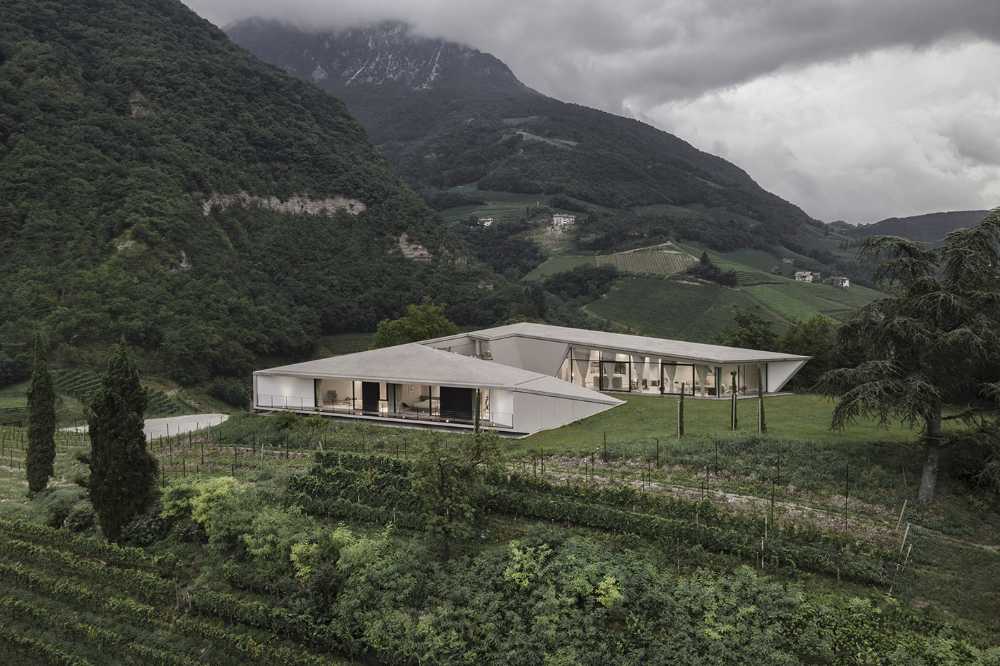 An architecture inspired by the vineyard landscape in northern Italy. Villa Kastelaz Hof in the home of Gewürztraminer