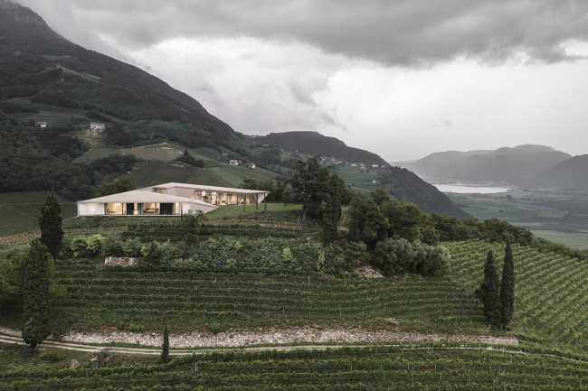 An architecture inspired by the vineyard landscape in northern Italy. Villa Kastelaz Hof in the home of Gewürztraminer