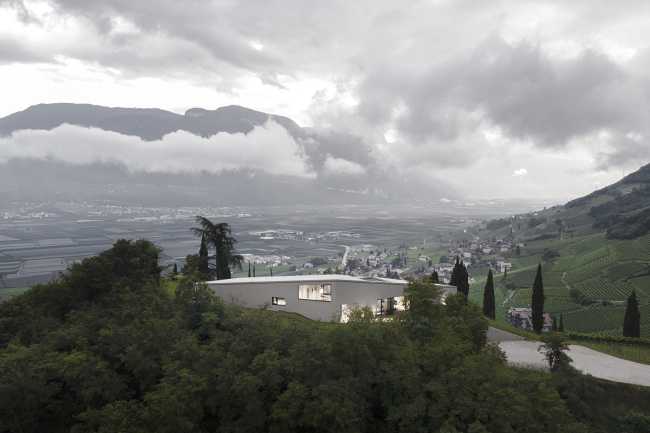 An architecture inspired by the vineyard landscape in northern Italy. Villa Kastelaz Hof in the home of Gewürztraminer
