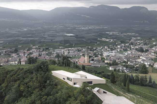 An architecture inspired by the vineyard landscape in northern Italy. Villa Kastelaz Hof in the home of Gewürztraminer
