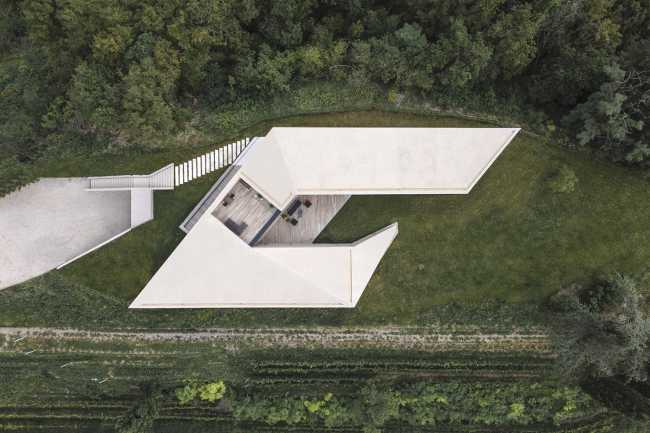 An architecture inspired by the vineyard landscape in northern Italy. Villa Kastelaz Hof in the home of Gewürztraminer