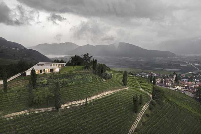 An architecture inspired by the vineyard landscape in northern Italy. Villa Kastelaz Hof in the home of Gewürztraminer