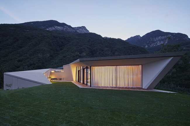 An architecture inspired by the vineyard landscape in northern Italy. Villa Kastelaz Hof in the home of Gewürztraminer