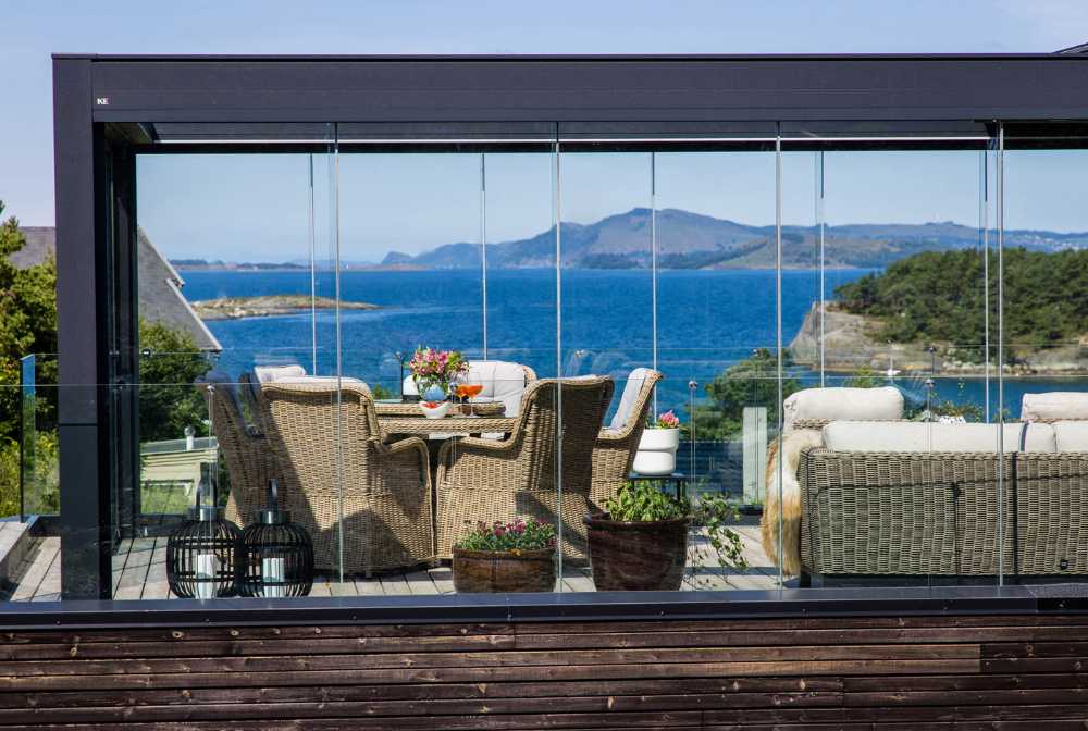 La pergola bioclimatica completa una country house sospesa tra il verde e il mare