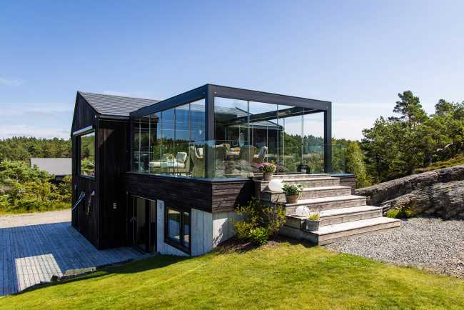 La pergola bioclimatica completa una country house sospesa tra il verde e il mare