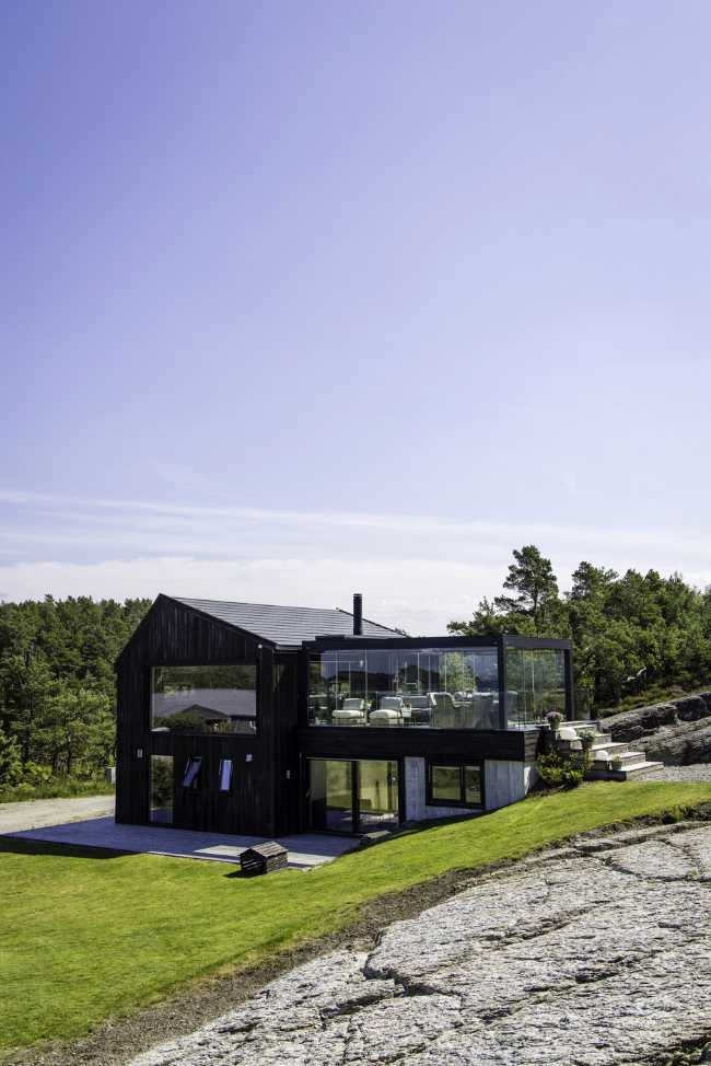 La pergola bioclimatica completa una country house sospesa tra il verde e il mare