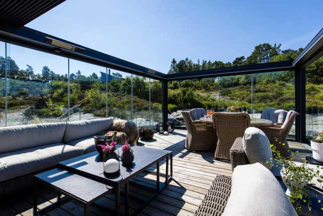 La pergola bioclimatica completa una country house sospesa tra il verde e il mare