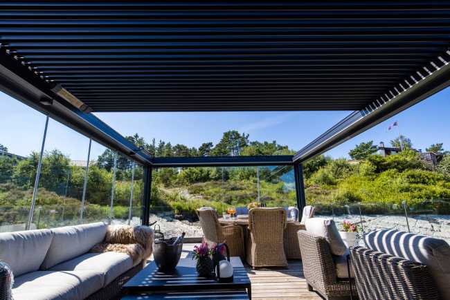 La pergola bioclimatica completa una country house sospesa tra il verde e il mare