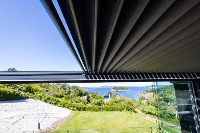 La pergola bioclimatica completa una country house sospesa tra il verde e il mare