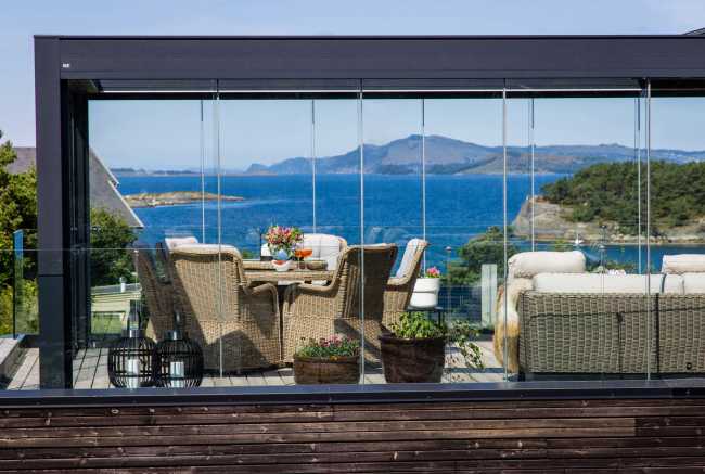 La pergola bioclimatica completa una country house sospesa tra il verde e il mare