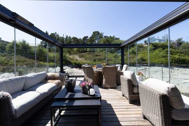 La pergola bioclimatica completa una country house sospesa tra il verde e il mare