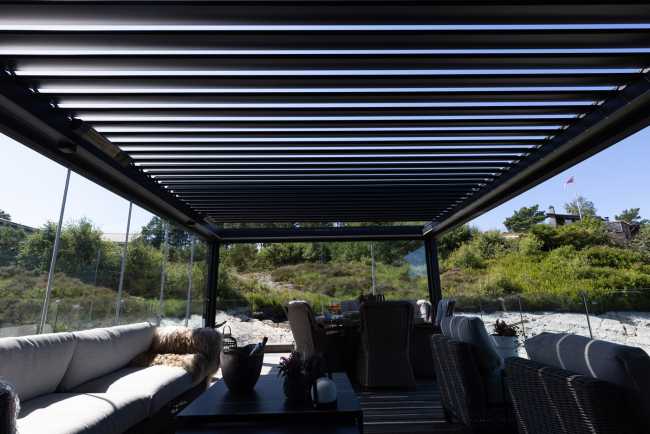 La pergola bioclimatica completa una country house sospesa tra il verde e il mare