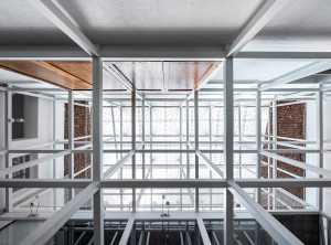 Un échafaudage en acier est un élément majeur de la nouvelle scène de la Maison d'échafaudage