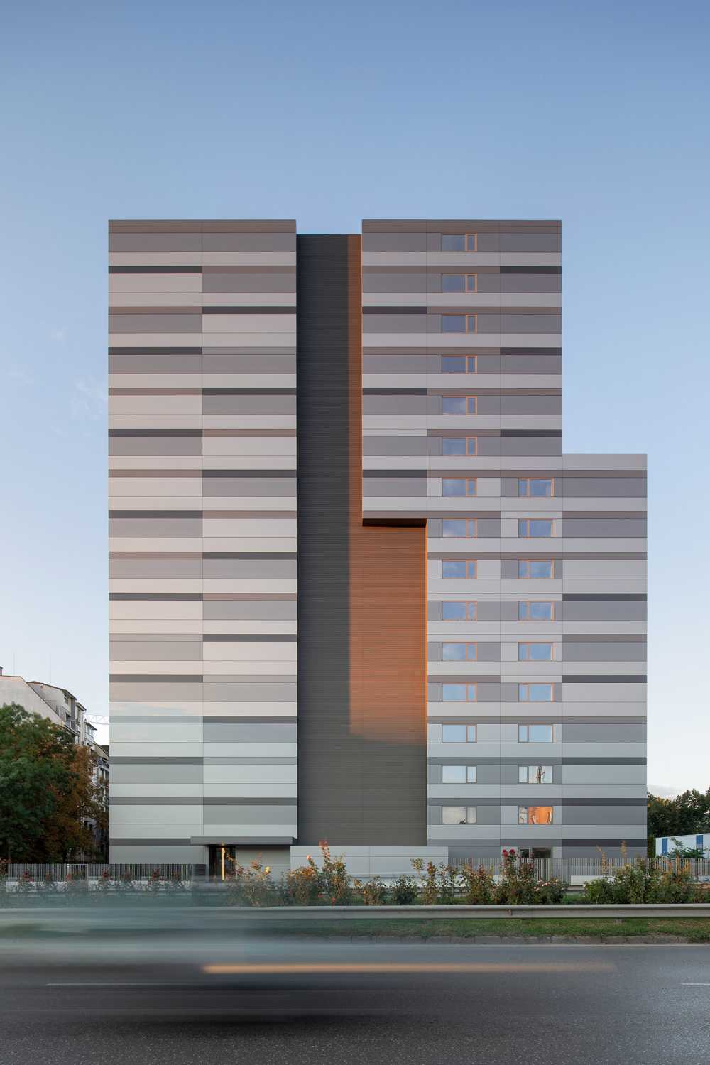 Una casa urbana moderna nell’Infinity Park. Alluminio e vetro per una forma pura, precisione di esecuzione e massima durata