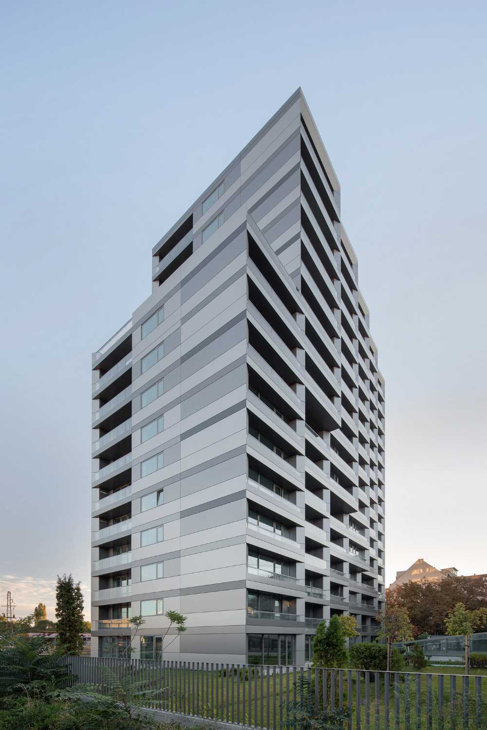 Una casa urbana moderna nell’Infinity Park. Alluminio e vetro per una forma pura, precisione di esecuzione e massima durata