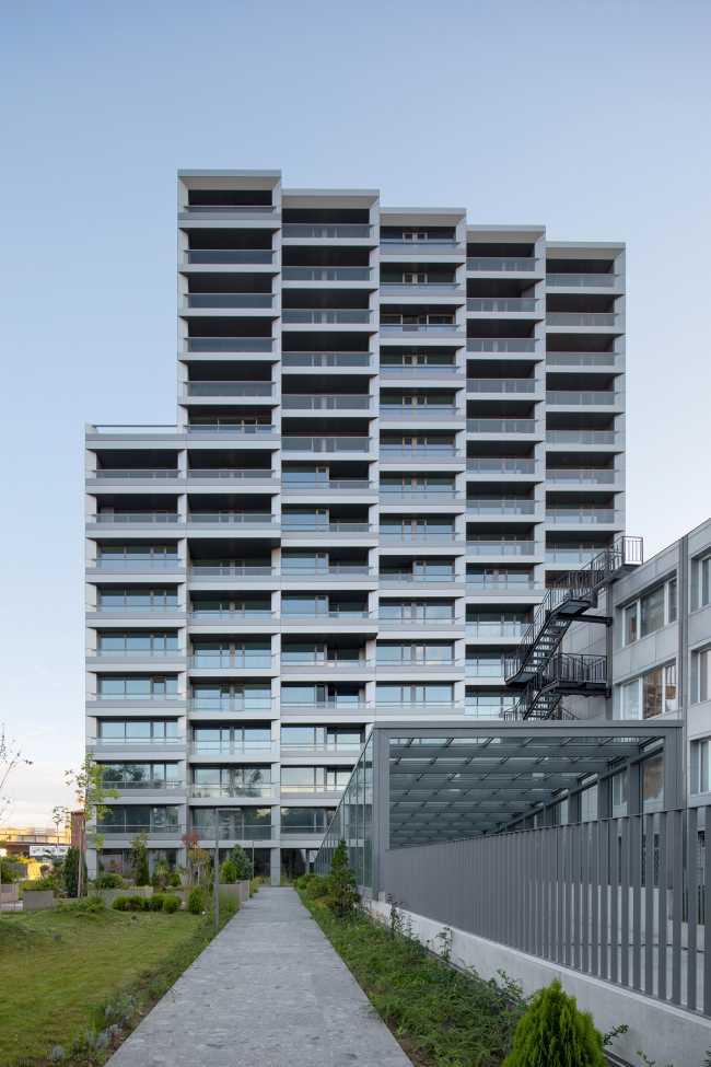 Una moderna casa urbana en Infinity Park. Aluminio y cristal para una forma pura, precisión en la ejecución y máxima durabilidad