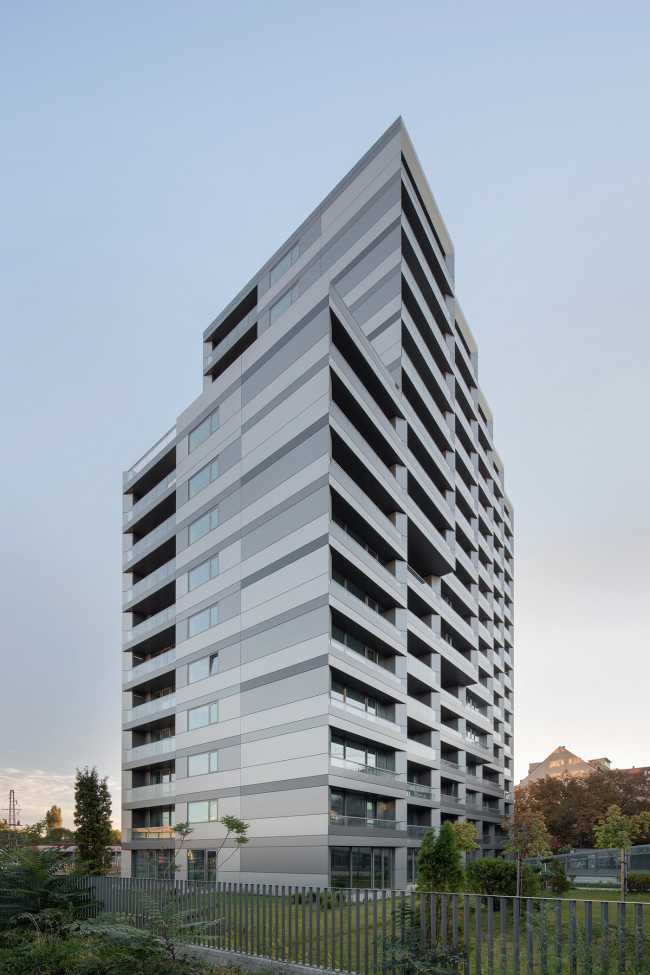 Una moderna casa urbana en Infinity Park. Aluminio y cristal para una forma pura, precisión en la ejecución y máxima durabilidad