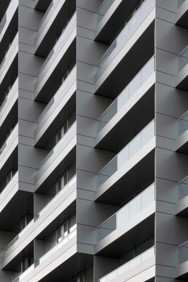 Una moderna casa urbana en Infinity Park. Aluminio y cristal para una forma pura, precisión en la ejecución y máxima durabilidad