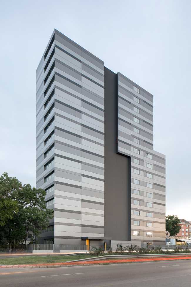 Una moderna casa urbana en Infinity Park. Aluminio y cristal para una forma pura, precisión en la ejecución y máxima durabilidad