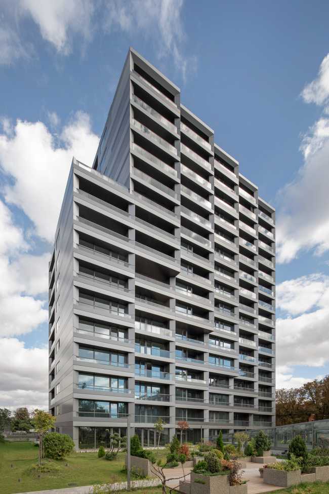 Una moderna casa urbana en Infinity Park. Aluminio y cristal para una forma pura, precisión en la ejecución y máxima durabilidad