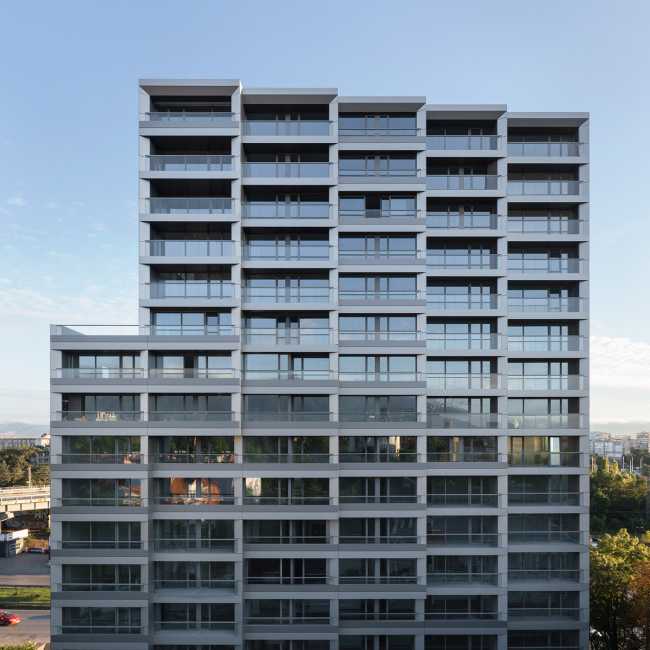 Una moderna casa urbana en Infinity Park. Aluminio y cristal para una forma pura, precisión en la ejecución y máxima durabilidad