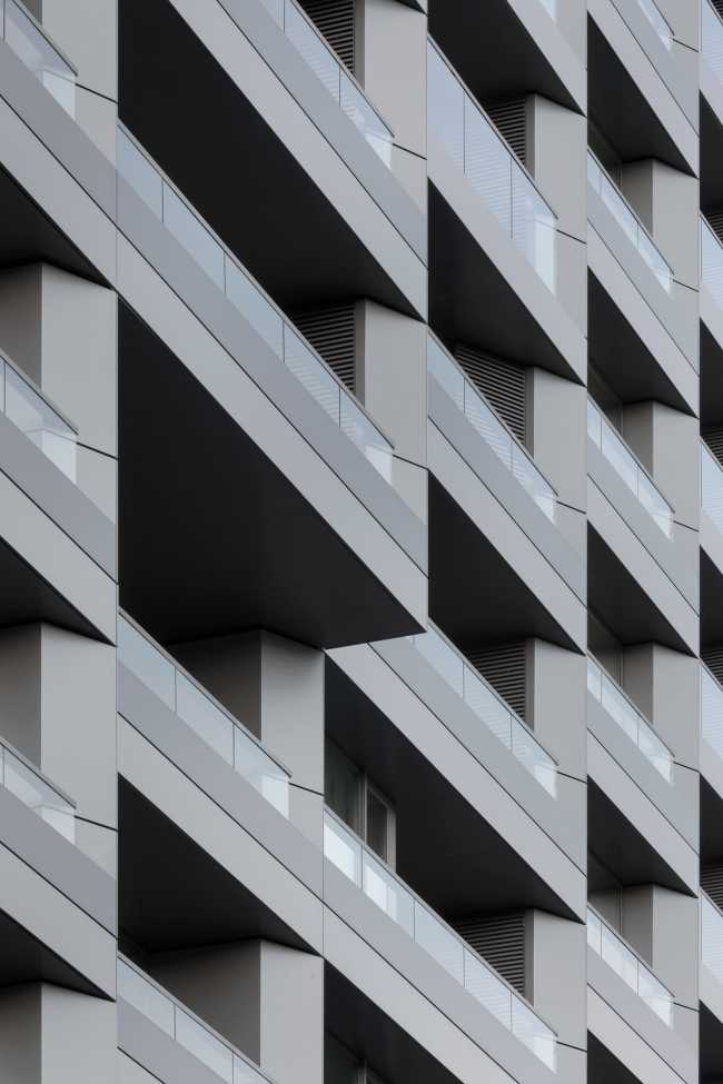 Una moderna casa urbana en Infinity Park. Aluminio y cristal para una forma pura, precisión en la ejecución y máxima durabilidad