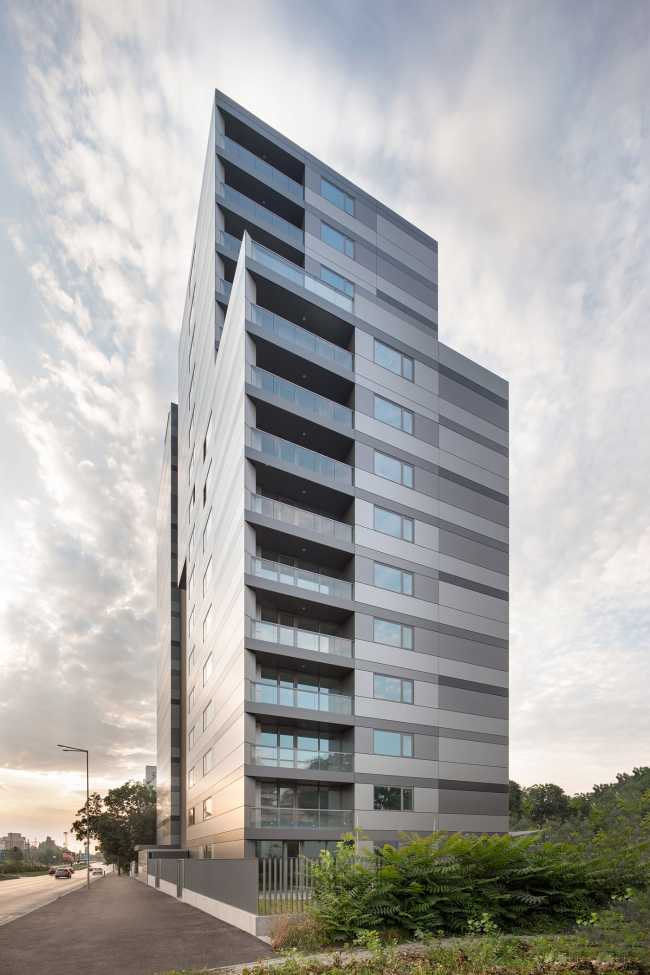 Una moderna casa urbana en Infinity Park. Aluminio y cristal para una forma pura, precisión en la ejecución y máxima durabilidad