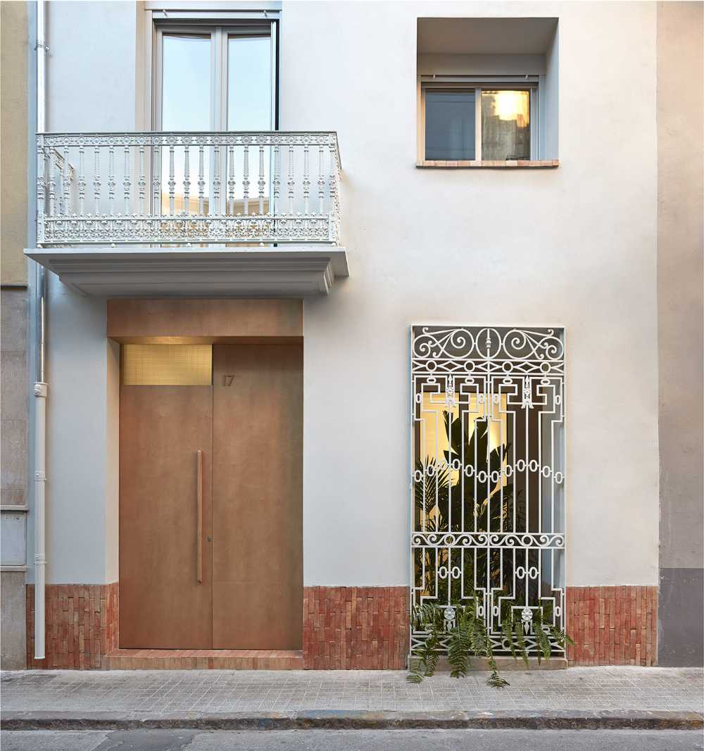 AM House. Some old facade that conceals a residential revival