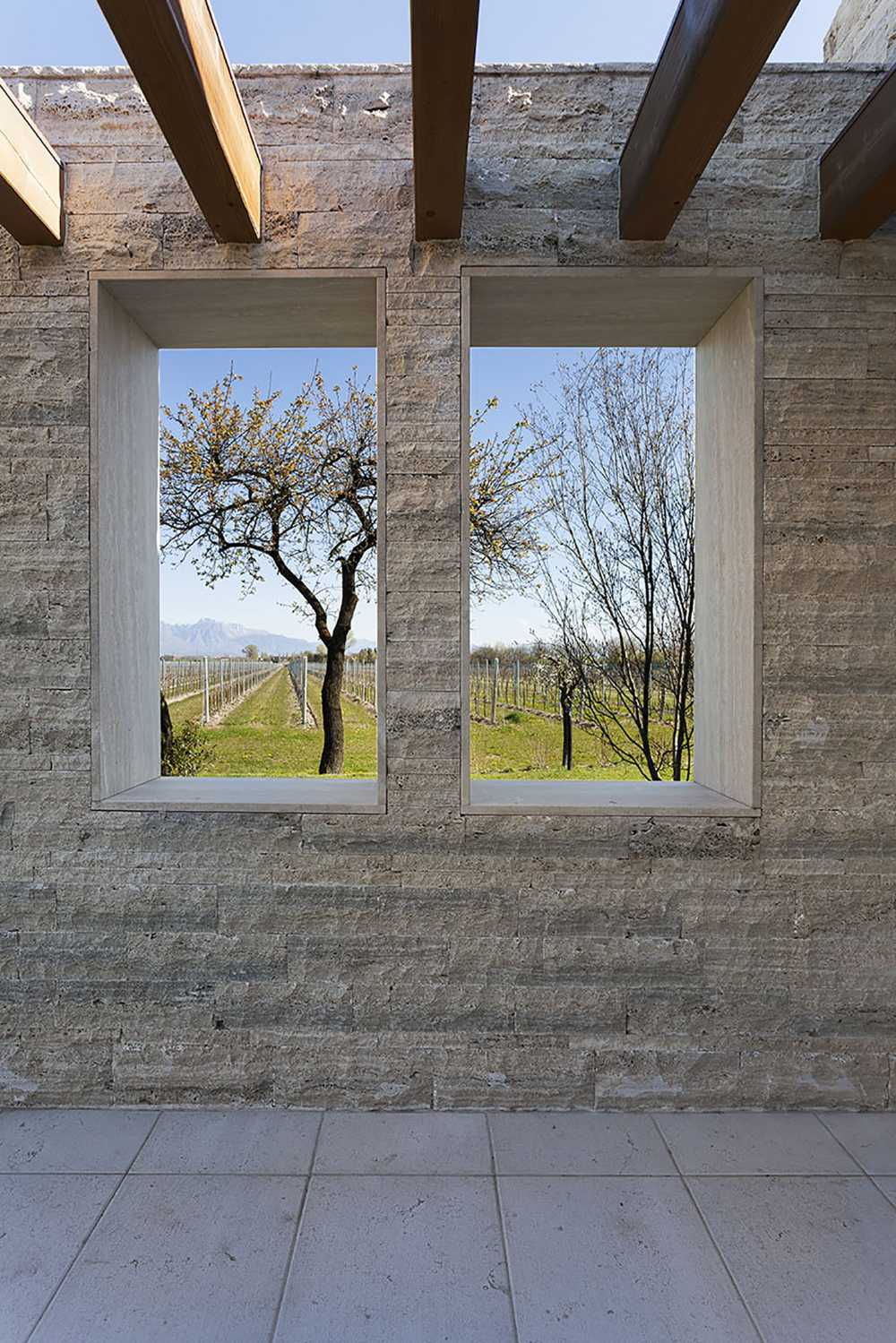 Casa in campagna tra vigneti in Friuli. Reinterpretazione moderna della tradizione