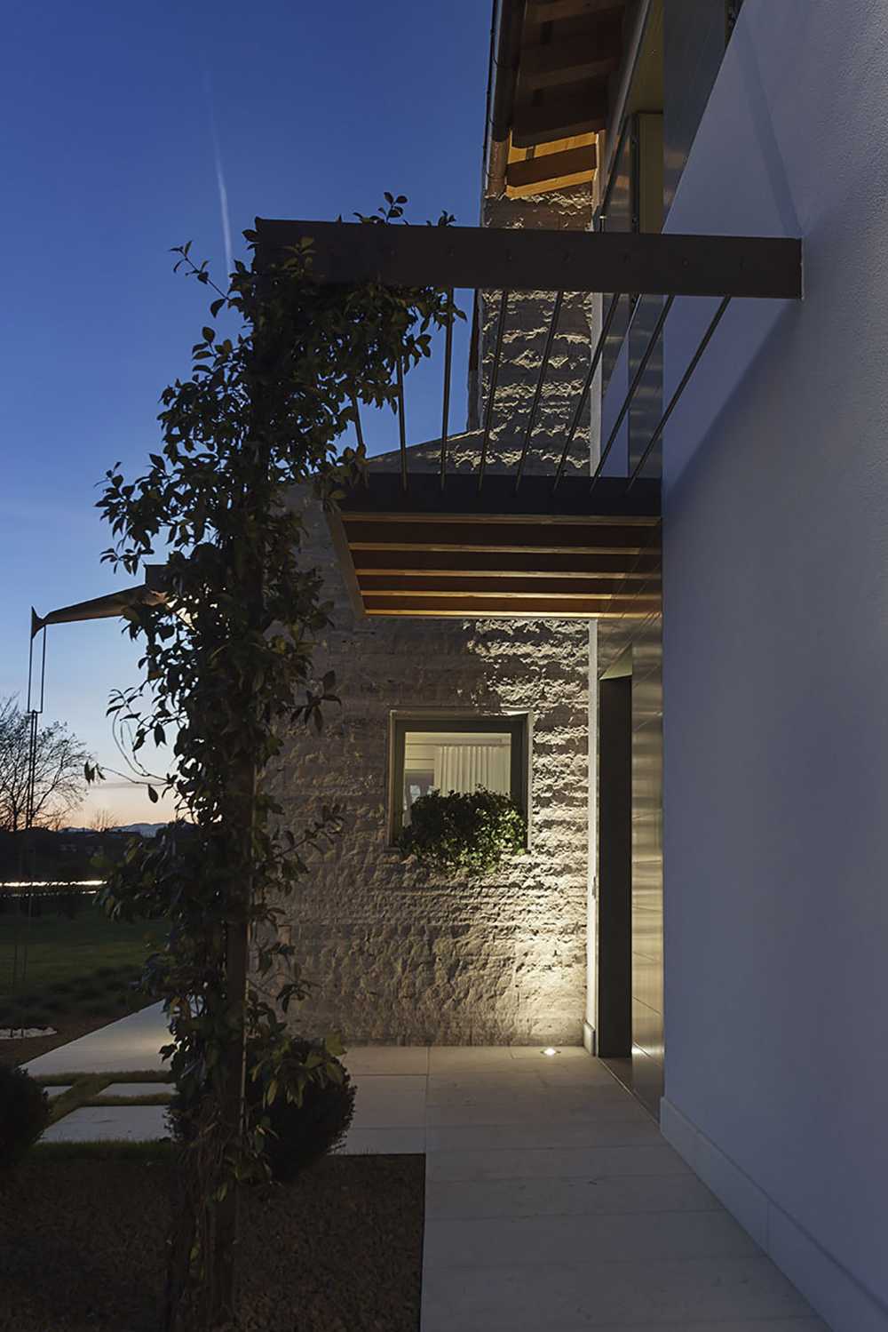Casa in campagna tra vigneti in Friuli. Reinterpretazione moderna della tradizione