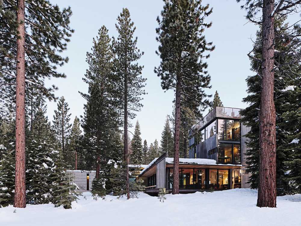 Analog House en California se fusiona con el paisaje entre ventanales y bosques.