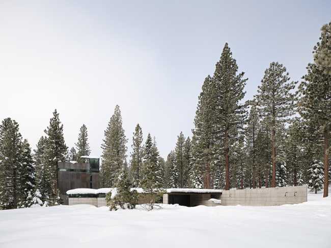 Analog House en California se fusiona con el paisaje entre ventanales y bosques.