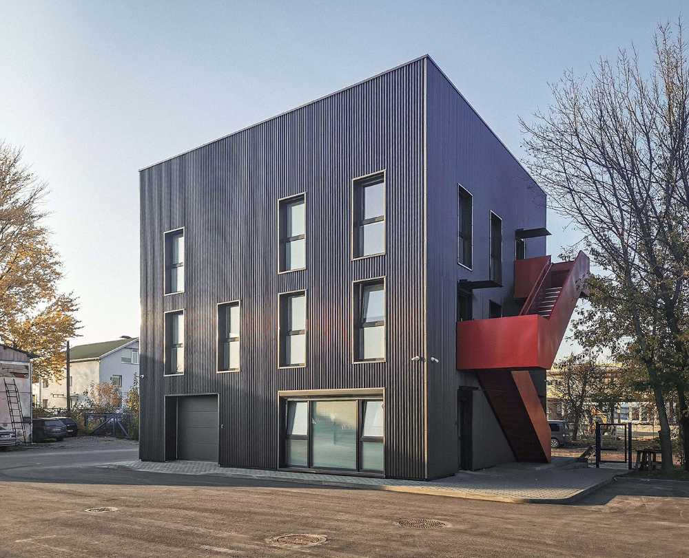 Renovation of a Central Office. The metal facades take inspiration from the industrial vocation of the place