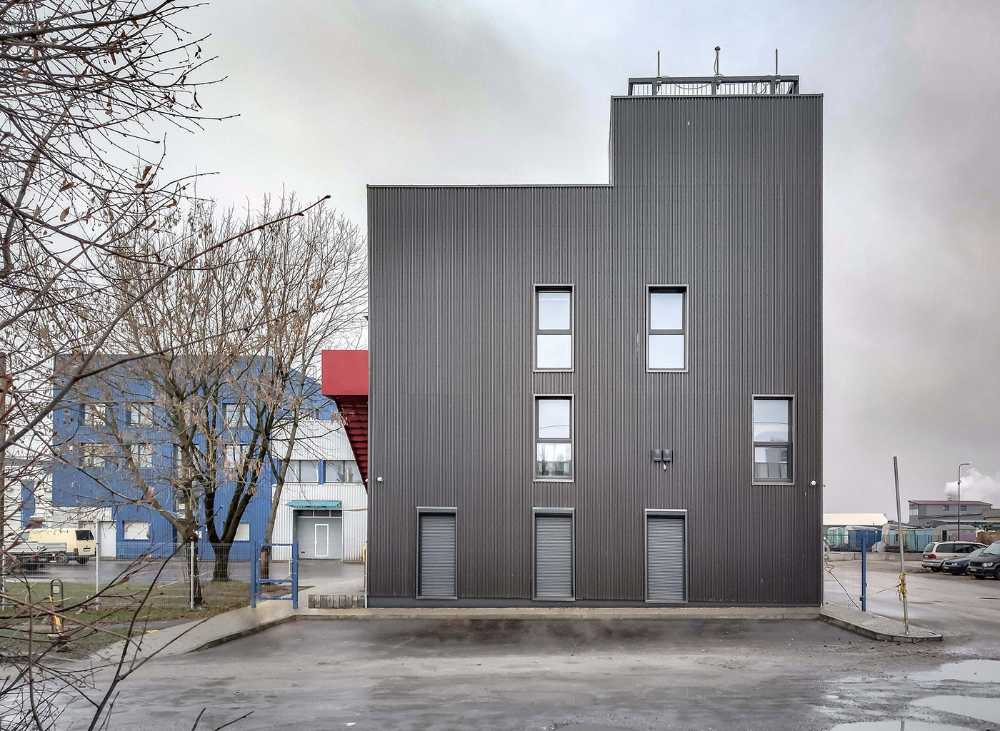 Renovation of a Central Office. The metal facades take inspiration from the industrial vocation of the place