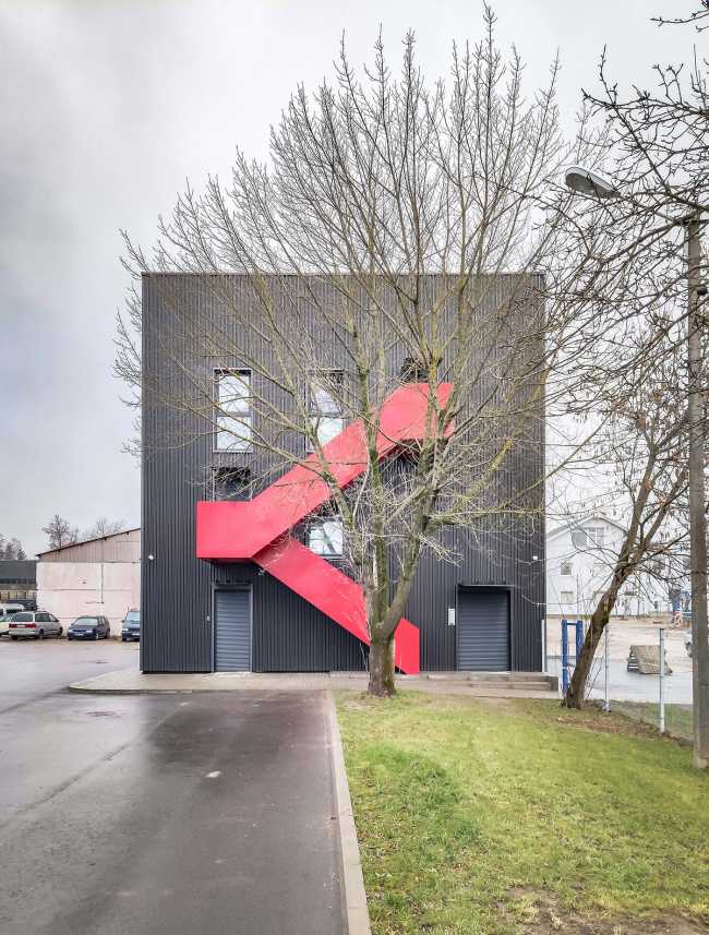 Renovación de la Oficina Central. Fachadas metálicas inspiradas en la vocación industrial del lugar