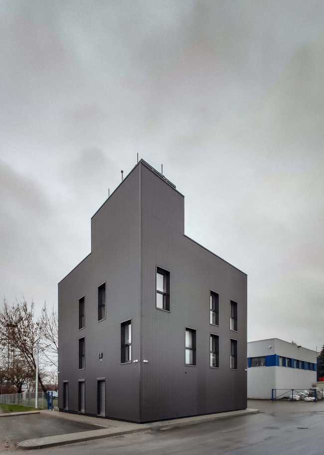 Renovación de la Oficina Central. Fachadas metálicas inspiradas en la vocación industrial del lugar