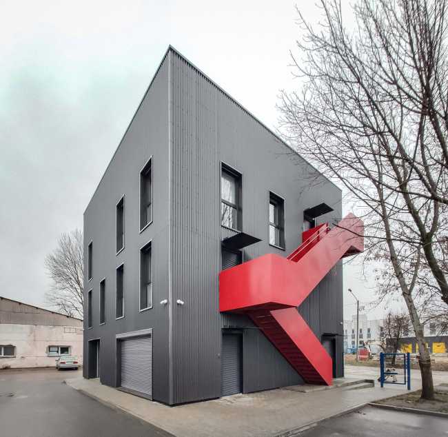 Renovación de la Oficina Central. Fachadas metálicas inspiradas en la vocación industrial del lugar