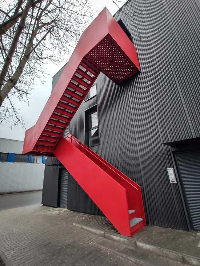 Renovación de la Oficina Central. Fachadas metálicas inspiradas en la vocación industrial del lugar