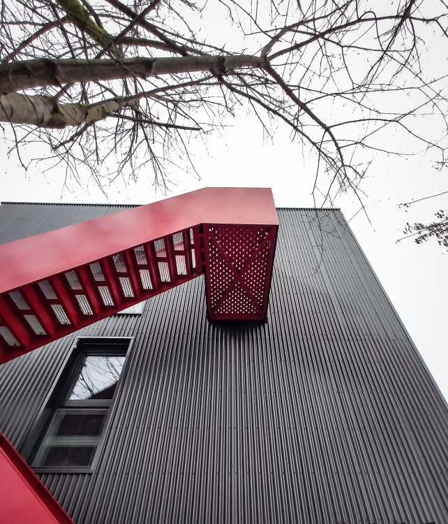 Renovación de la Oficina Central. Fachadas metálicas inspiradas en la vocación industrial del lugar