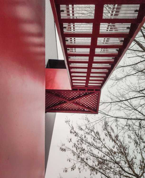 Renovación de la Oficina Central. Fachadas metálicas inspiradas en la vocación industrial del lugar