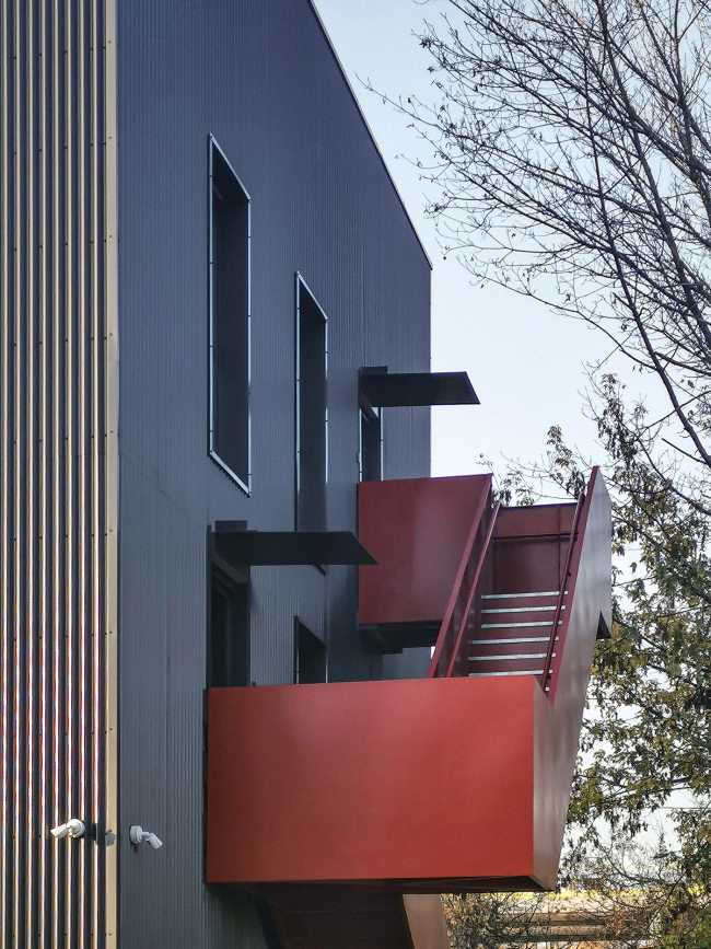 Renovación de la Oficina Central. Fachadas metálicas inspiradas en la vocación industrial del lugar