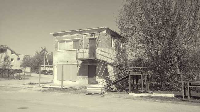 Renovación de la Oficina Central. Fachadas metálicas inspiradas en la vocación industrial del lugar