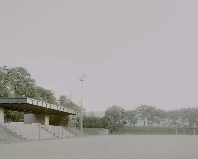 A new roofing for Travettore municipal stadium. A very large spatial joint between the landscape and the playing field
