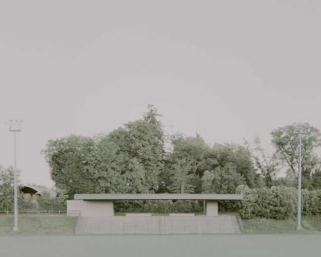 A new roofing for Travettore municipal stadium. A very large spatial joint between the landscape and the playing field