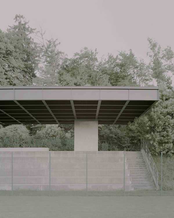 A new roofing for Travettore municipal stadium. A very large spatial joint between the landscape and the playing field
