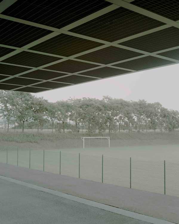 A new roofing for Travettore municipal stadium. A very large spatial joint between the landscape and the playing field