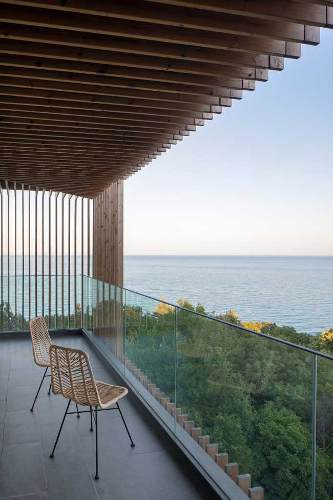 Respect du paysage et infusion de sérénité pour les hôtes de l'Umani Hotel donnant sur la mer Noire