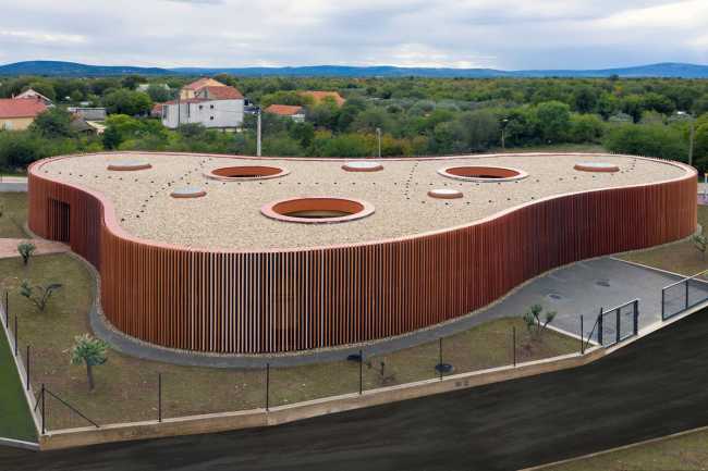 Guardería Terra Membrane. Naturaleza y arquitectura se funden en una forma orgánica