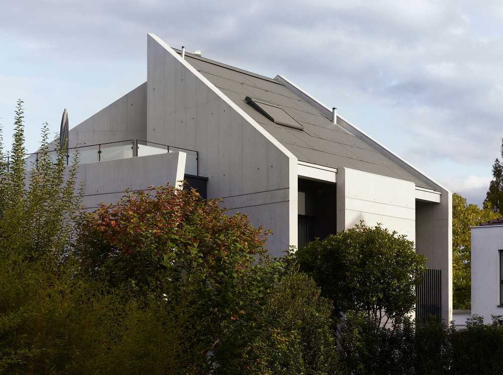 SWISSHOUSE XXXVI est situé près de Bâle. Des feuilles de béton pointent vers une expérience inattendue de l'espace