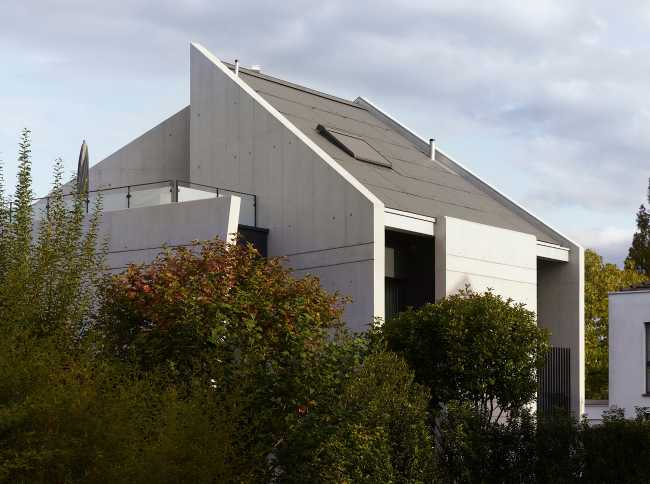 SWISSHOUSE XXXVI is located near Basel. Concrete sheets are pointing toward an unexpected experience of space